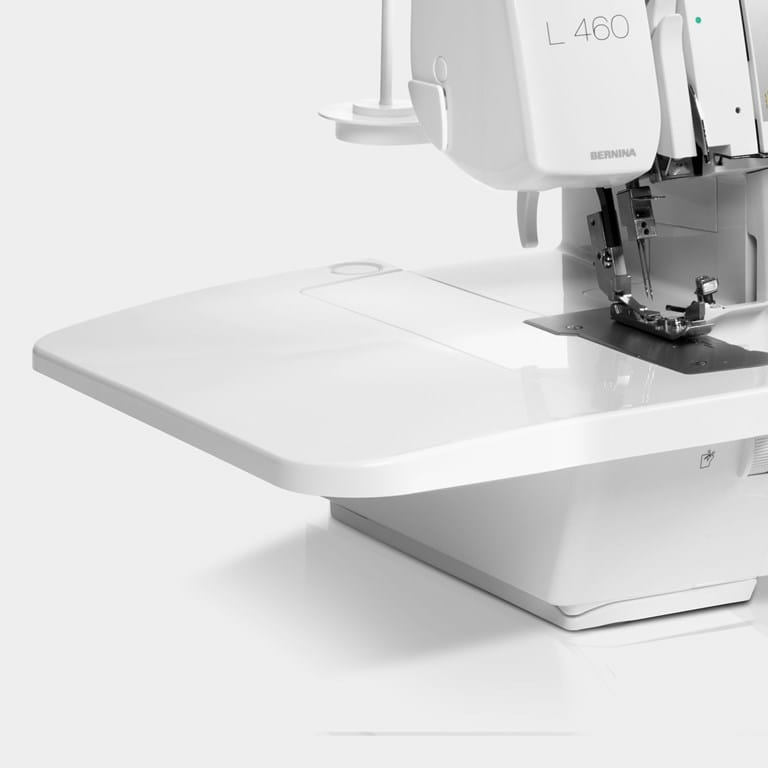 Arbeitsbereich der BERNINA L 460 mit Anschiebetisch
