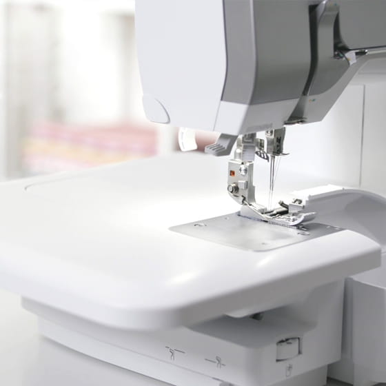 Nähbereich einer BERNINA Overlock mit Anschiebetisch